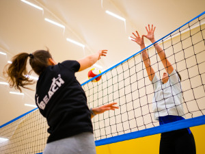 Nadšenci do plážového volejbalu o svůj koníček přes zimu nepřijdou. V Brně pro ně vyrostla nafukovací hala