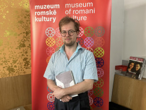 Na utrpení Romů často rýžovali i jejich sousedi, říká autor knihy, která se věnuje rasové perzekuci za holokaustu