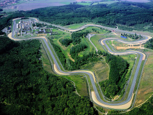 V Brně se chystají na MotoGP. Masarykův okruh frézují s milimetrovou přesností
