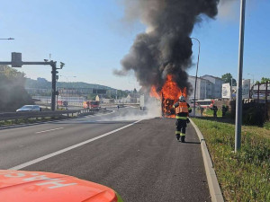 Poblíž Husovického tunelu v Brně vzplál autobus, cestující vyvázli bez úhony
