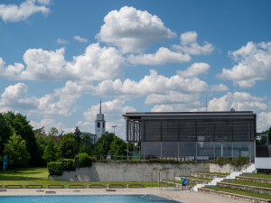 Krytý bazén na Kraví hoře čekají opravy. Přes léto si v něm Brňané nezaplavou