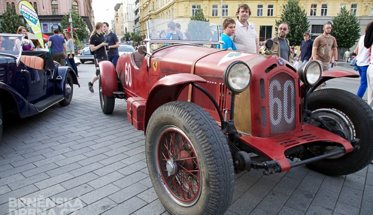 Historická závodní auta a motocykly se představily v centru Brna