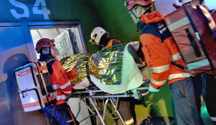 Hasiči nacvičovali vyproštění obětí z nehody v Královpolském tunelu