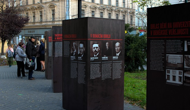 Výstava na Žerotínově náměstí vypráví příběh o nejtemnějším období Masarykovy univerzity